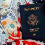 Passaporte com dólar próximo e bandeira dos EUA ao fundo