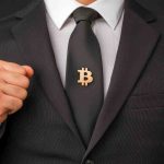 Advogado com bitcoin em destaque na gravata OAB atualiza tabela de honorários e fixa piso de R$ 50 mil para consultoria em bitcoin e blockchain em RR