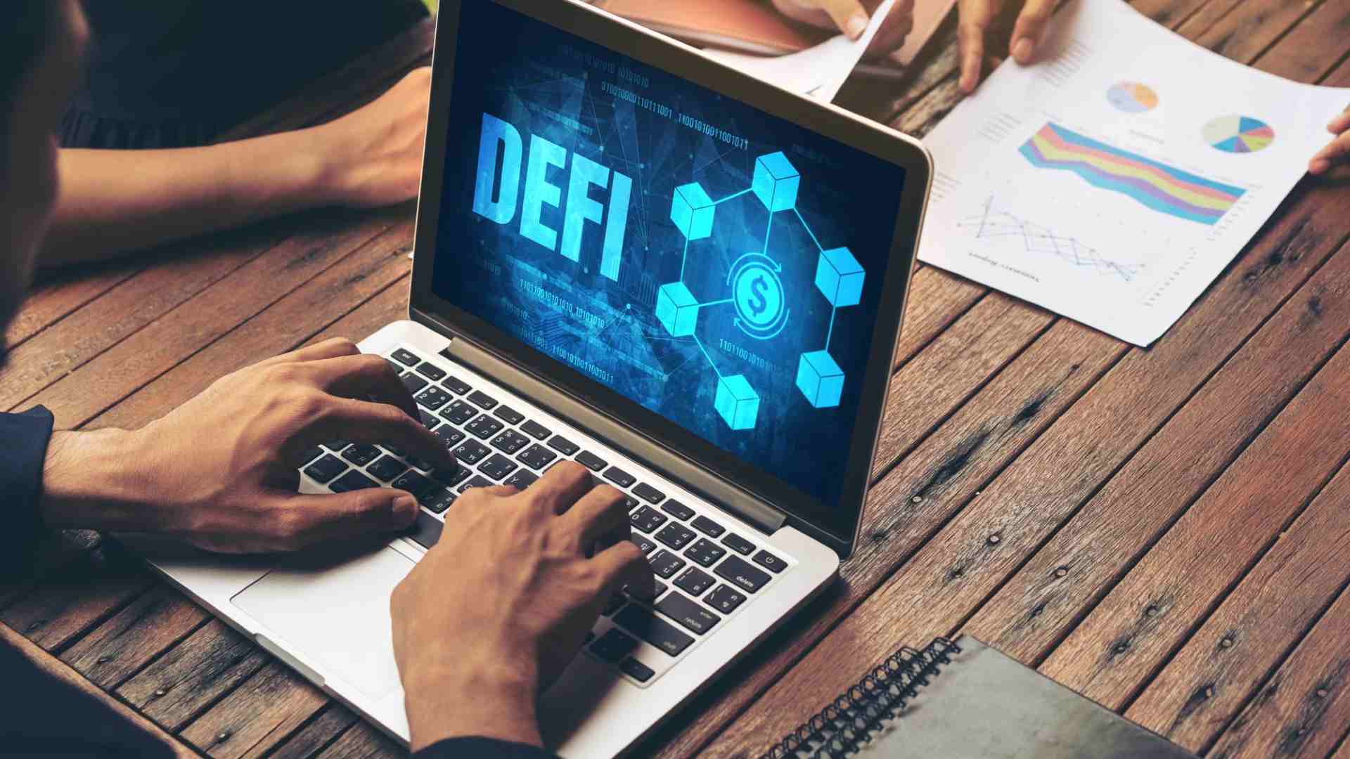 Computador com nome DeFi Analistas do BTG Pactual divulgam as tendências de DeFi do primeiro semestre de 2026