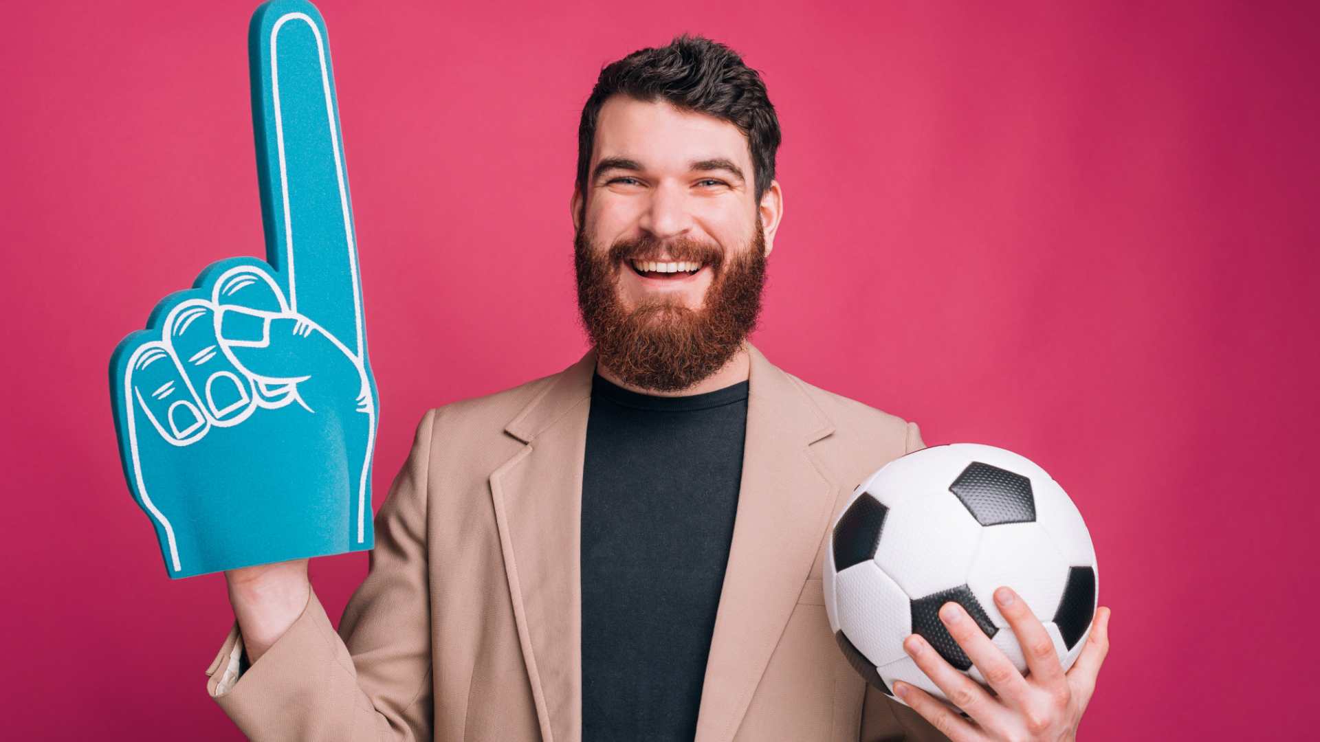 Homem de torcida comemorando Chiliz amplia oferta de Fan Tokens de cinco grandes clubes brasileiros no ecossistema Solana