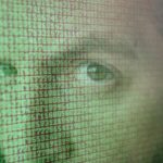 Homem olhando para código em computador STJ mantém preso acusado de roubar milhões em ataque ao sistema Pix