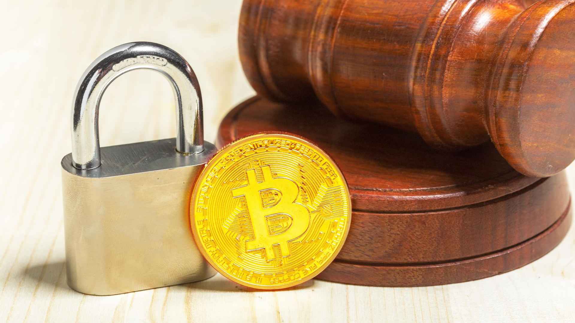 Martelo da justiça, cadeado fechado e bitcoin em destaque Responsabilidade criminal de controladores de PSAVs: o risco de responder pelo que não se fez