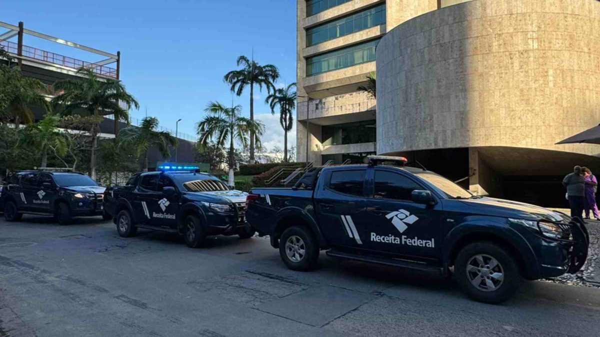 Viaturas da Receita Federal do Brasil Após operação contra dona da BetNacional, Receita diz que atualizou e-Cripto e iniciará cruzamento global de dados no próximo ano