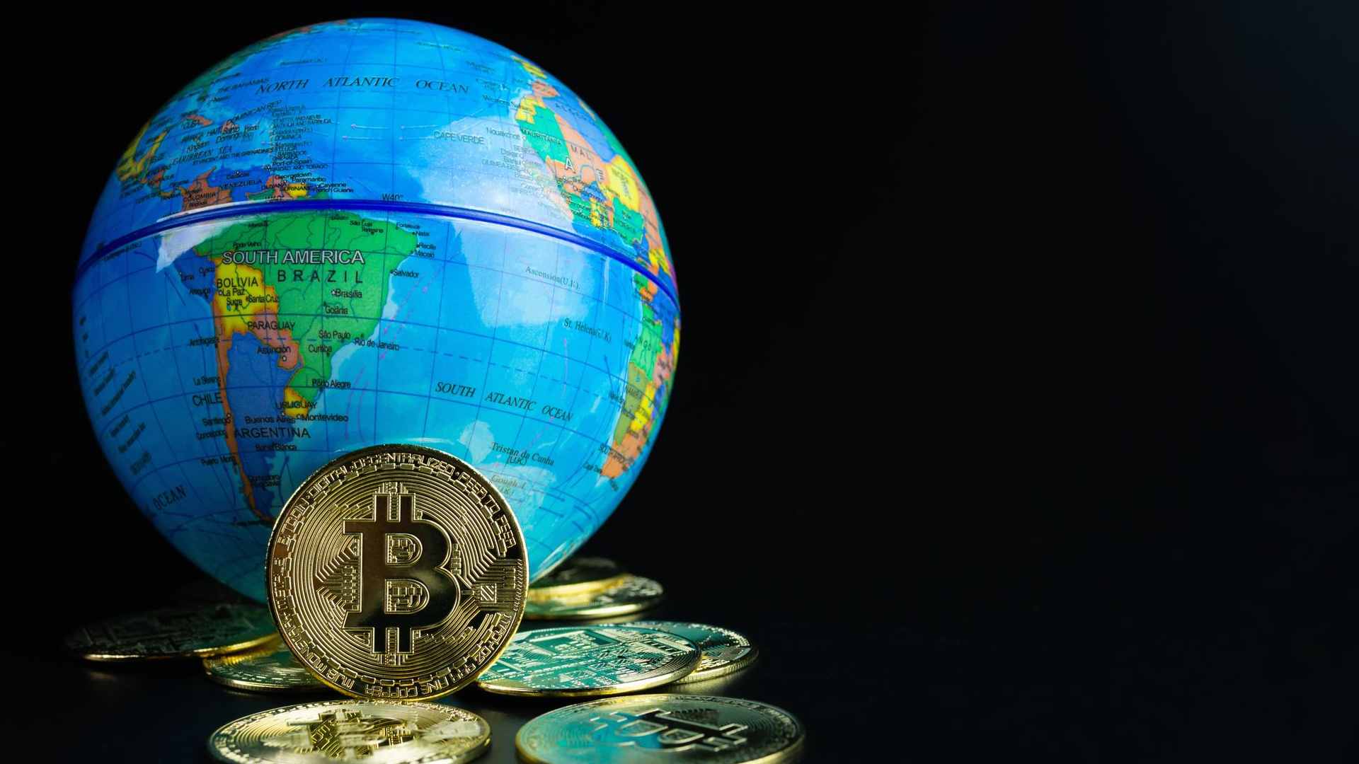 Bitcoin em destaque com globo ao fundo focado no Brasil Bitso e Mercado Bitcoin se unem em parceria inédita na América Latina