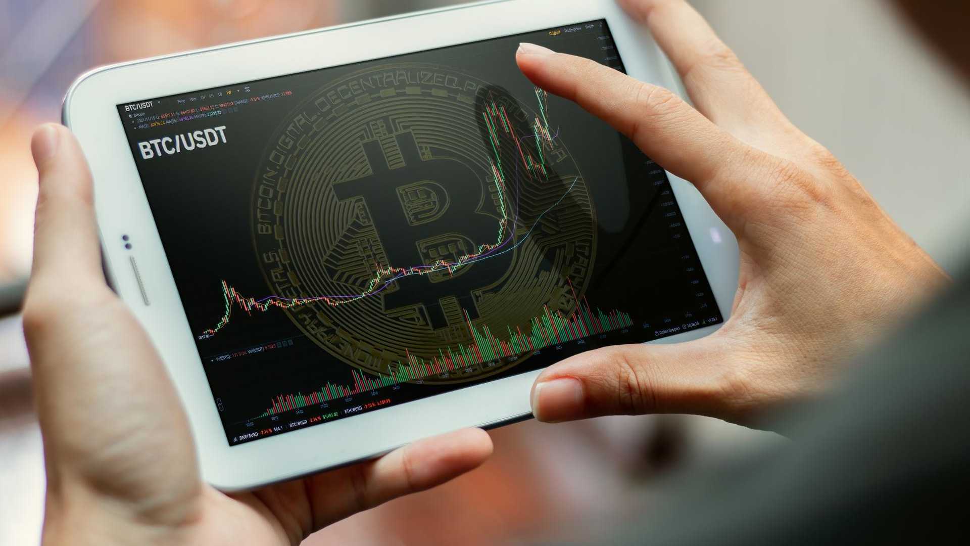 Bitcoin em tela de tablet no par USDT