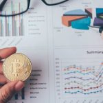Gráficos com bitcoin em destaque Doutorado em Administração da USP oferece vagas com linha de pesquisa em criptomoedas