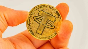 Mão segurando USDT Tether