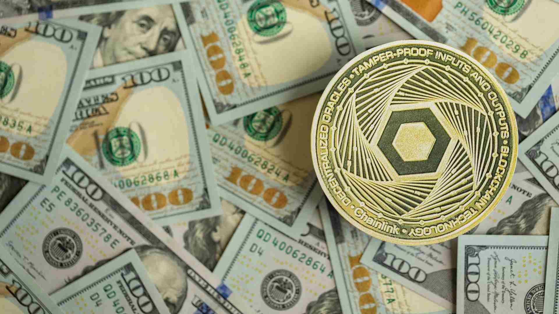 Notas de Dólar ao lado de moeda simbólica da Chainlink