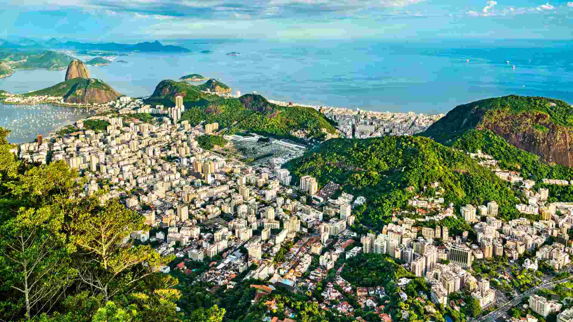 Vista aérea do Rio de Janeiro com cidade, montanhas e mar em destaque Rio de Janeiro autoriza gravações do filme do Faraó dos Bitcoins em via pública